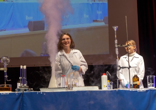 Eksperymenty chemiczne w wykonaniu studentów PRz